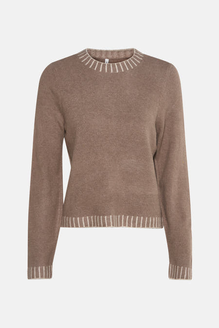 Beige trui met ronde hals van ONLY, met gestreepte details aan de hals, mouwen en zoom.
