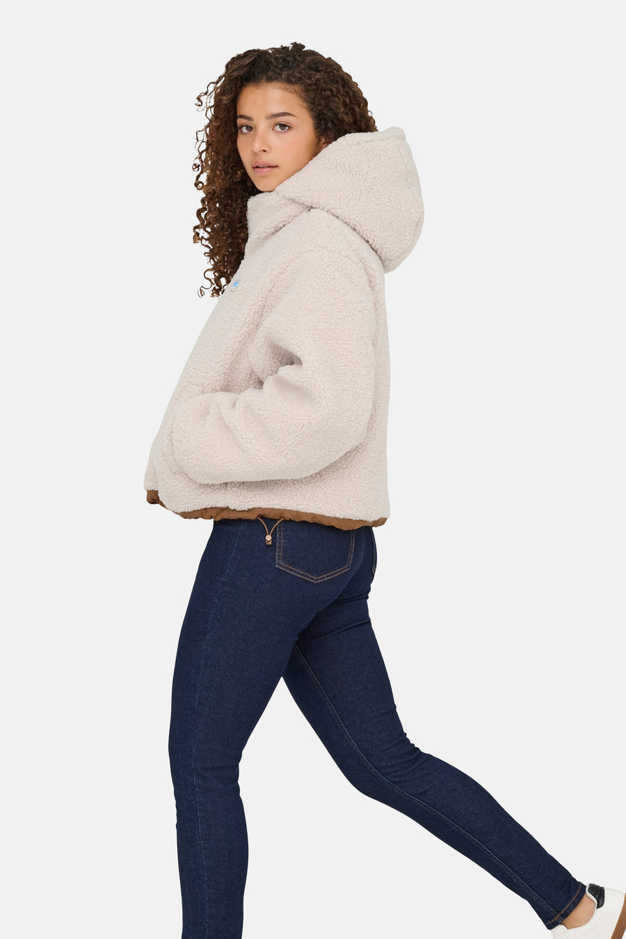 Ecru korte jas van ONLY, met bruine boorden en gedragen met een donkere jeans.
