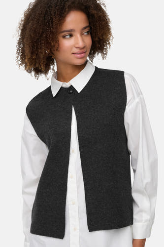 Grijze debardeur van ONLY, gedragen over een witte blouse met knoopsluiting en kraag.
