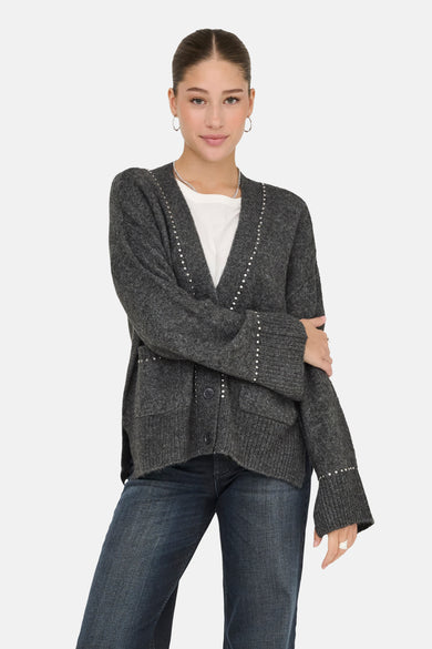 Veste grise ONLY ONLY accents argentargent, port port port avec un-shirt blanc et et et.
