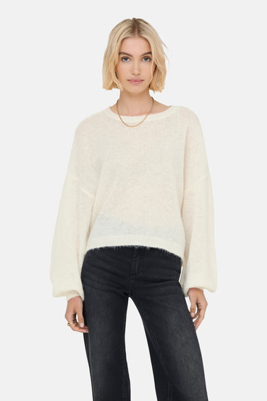 Veste écru avec col rond de ONLY, portée avec une chaîne d'or et des jeans noirs.