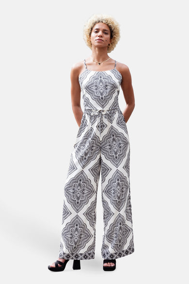 Ecru broek van ONLY met paisleyprint en een knoopceintuur, gecombineerd met zwarte sandalen en gouden sieraden.