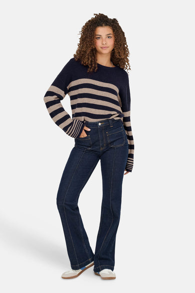 Blauwe trui met ronde hals van ONLY, met beige strepen gecombineerd met donkerblauwe jeans.
