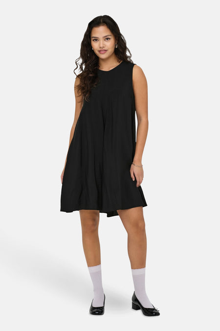 Jupe sans manches noire de JDY, avec une coupe décontractée et associée à des chaussettes blanches et des chaussures noires.
