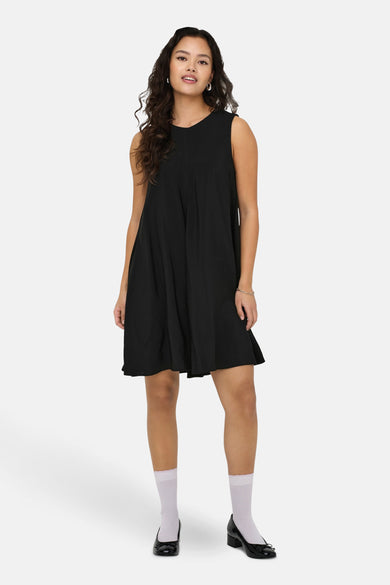Jupe sans manches noire de JDY, avec une coupe décontractée et portée avec des chaussettes et des chaussures noires.