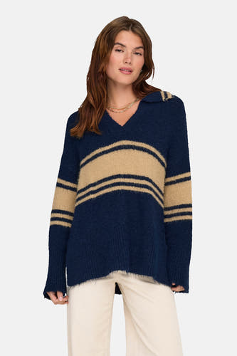 Blauwe trui van ONLY met beige strepen, gedragen met crèmekleurige broek en gouden ketting.