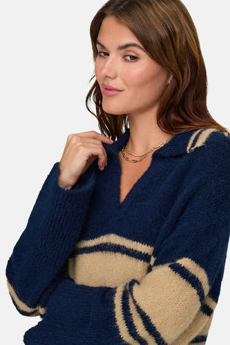 Blauwe trui van ONLY® met beige strepen, gouden kettingen en een V-hals.
