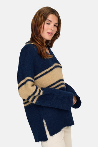 Blauwe trui van ONLY met beige strepen en lange mouwen.
