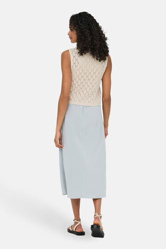 Cardigan écru de ONLY, avec un motif brodé et une jupe bleu clair.