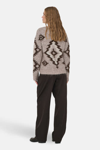 Sweat-shirt multicolore à col rond de ONLY, avec un design graphique et porté avec un pantalon marron et des loafers.