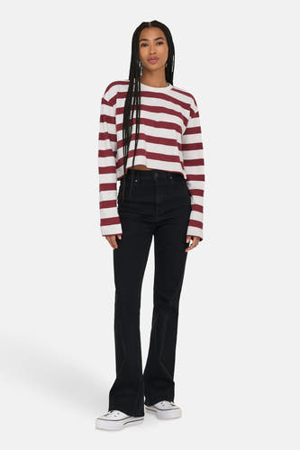 Gilet de Bordeaux ONLY, avec des manches longues et un motif à rayures, porté avec un jeans noir et des baskets blanches.