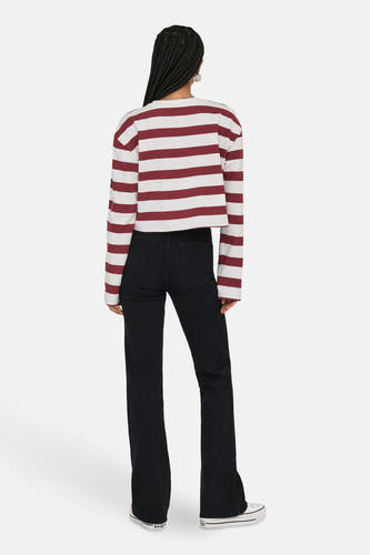 Gilet de Bordeaux ONLY, avec des manches longues et un design rayé, associé à des jeans noirs et des baskets blanches.