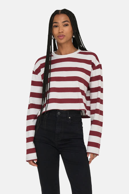 Sweat-shirt bordeaux ONLY, avec des manches longues et un imprimé rayé, porté avec un jean noir.