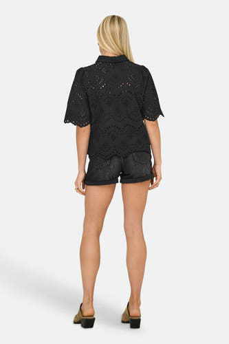 Chemise noire à manches courtes ONLY, avec détails ajourés.