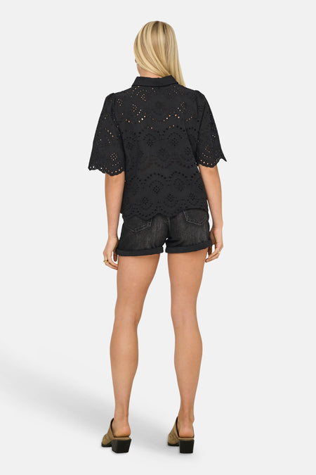 Chemise noire à manches courtes ONLY, avec détails ajourés.