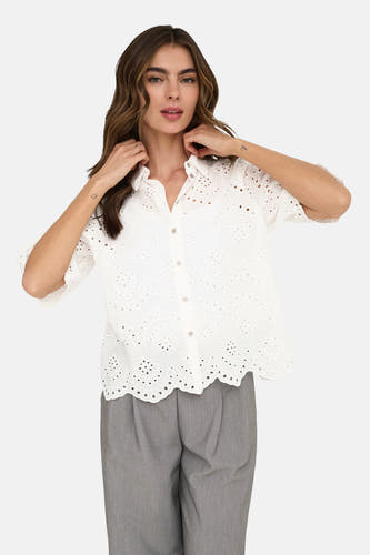 Chemise blanche à manches courtes ONLY, avec broderie et fermeture à boutons.