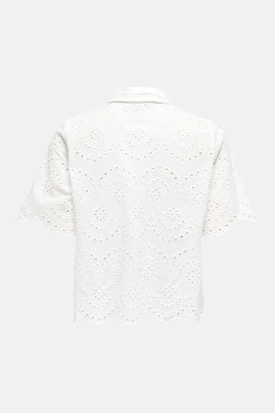Chemise blanche à manches courtes ONLY, avec détails en broderie.