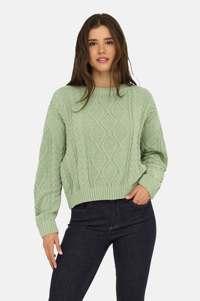 T-shirt vert avec col rond de ONLY, avec un motif côtelé et porté avec des jeans foncés.