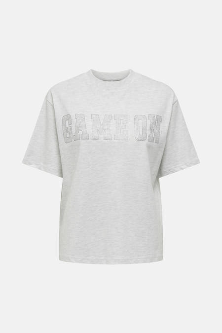 Grijs T-shirt met korte mouwen van ONLY, met "GAME ON" strass steentjes op de voorkant.
