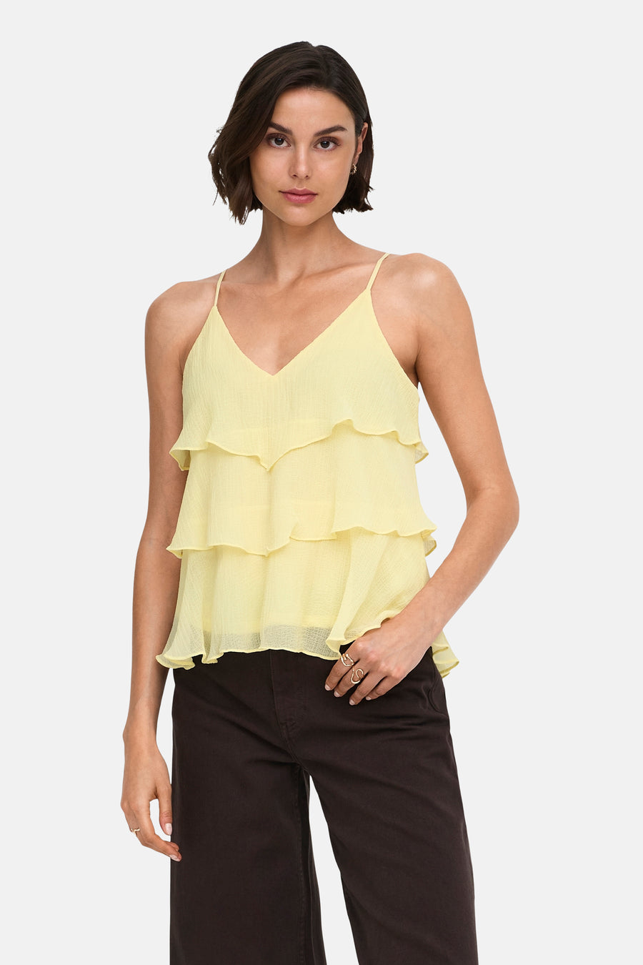 Gele mouwloze blouse met ruches van ONLY®, V-hals, lichte stof, front view, model draagt donkere broek