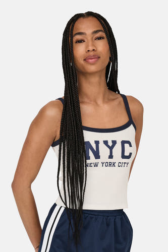 Witte top van ONLY, met donkerblauwe accenten en 'NYC New York City' print.