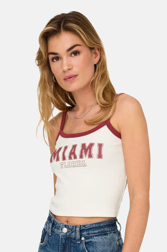 T-shirt blanc ONLY® avec impression "Miami Florida", associé à des jeans bleus et des bijoux argentés.
