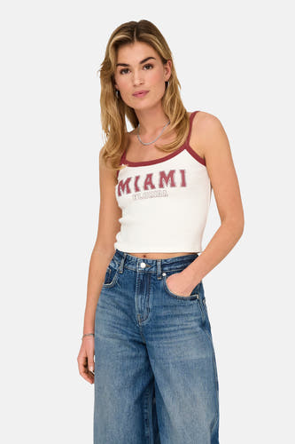 T-shirt blanc ONLY, avec des accents rouges et une impression "Miami Florida", associé à un jean.