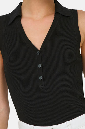 Haut noire sans manches de JDY, avec fermeture à boutons et texture côtelée.