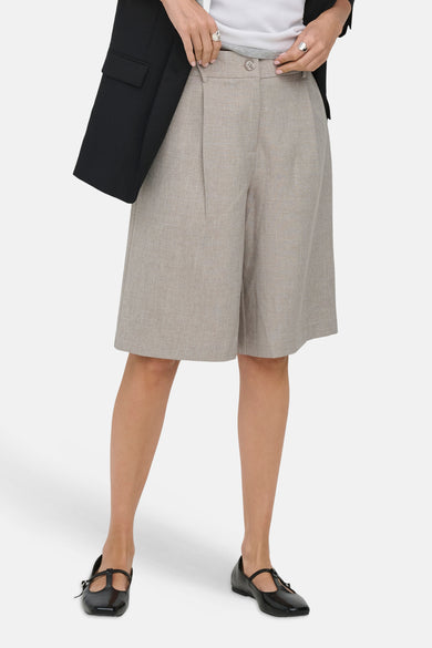 Beige geplooide short van ONLY® van structuurstof met wijde pijpen, gestyled met een zwarte blazer.