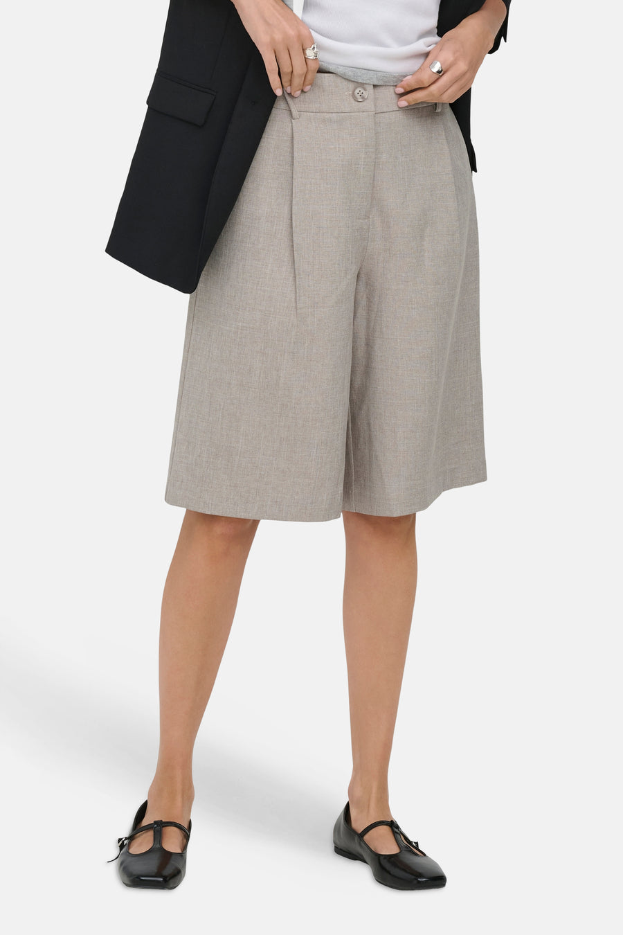 Beige geplooide short van ONLY® van structuurstof met wijde pijpen, gestyled met een zwarte blazer.