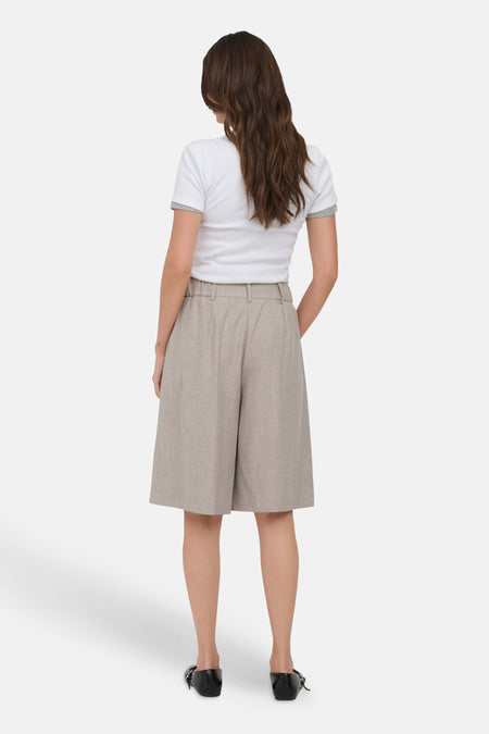 Beige wijdvallende bermuda van ONLY® in een linnenlook, gezien vanaf de achterkant.