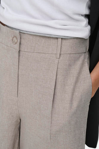 Beige short van ONLY® met linnenachtige textuur, knoopsluiting en plooien, gedragen met een witte geribde top en zwarte blazer.
