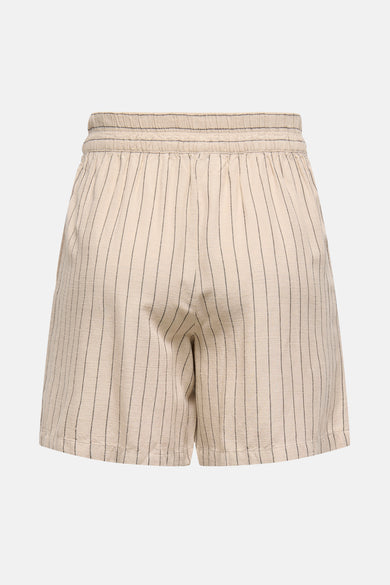 Beige shorts van JDY met een verticale krijtstreep en elastische tailleband, achterzijde.
