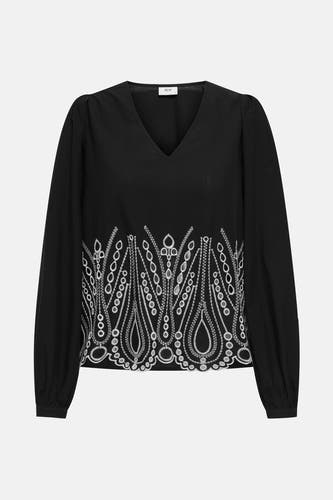 Zwarte blouse met lange mouwen van JDY, met sierlijk wit borduurwerk langs de onderkant.

