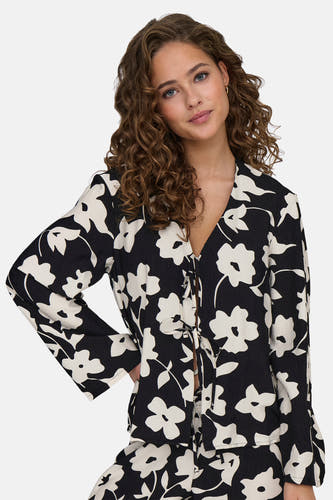 Blouse noire à manches longues de JDY, avec un motif floral en noir et blanc.