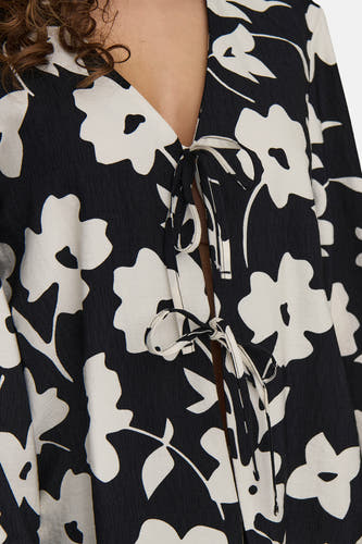 Blouse noire à longues manches de JDY, avec motif floral et détail rayé.