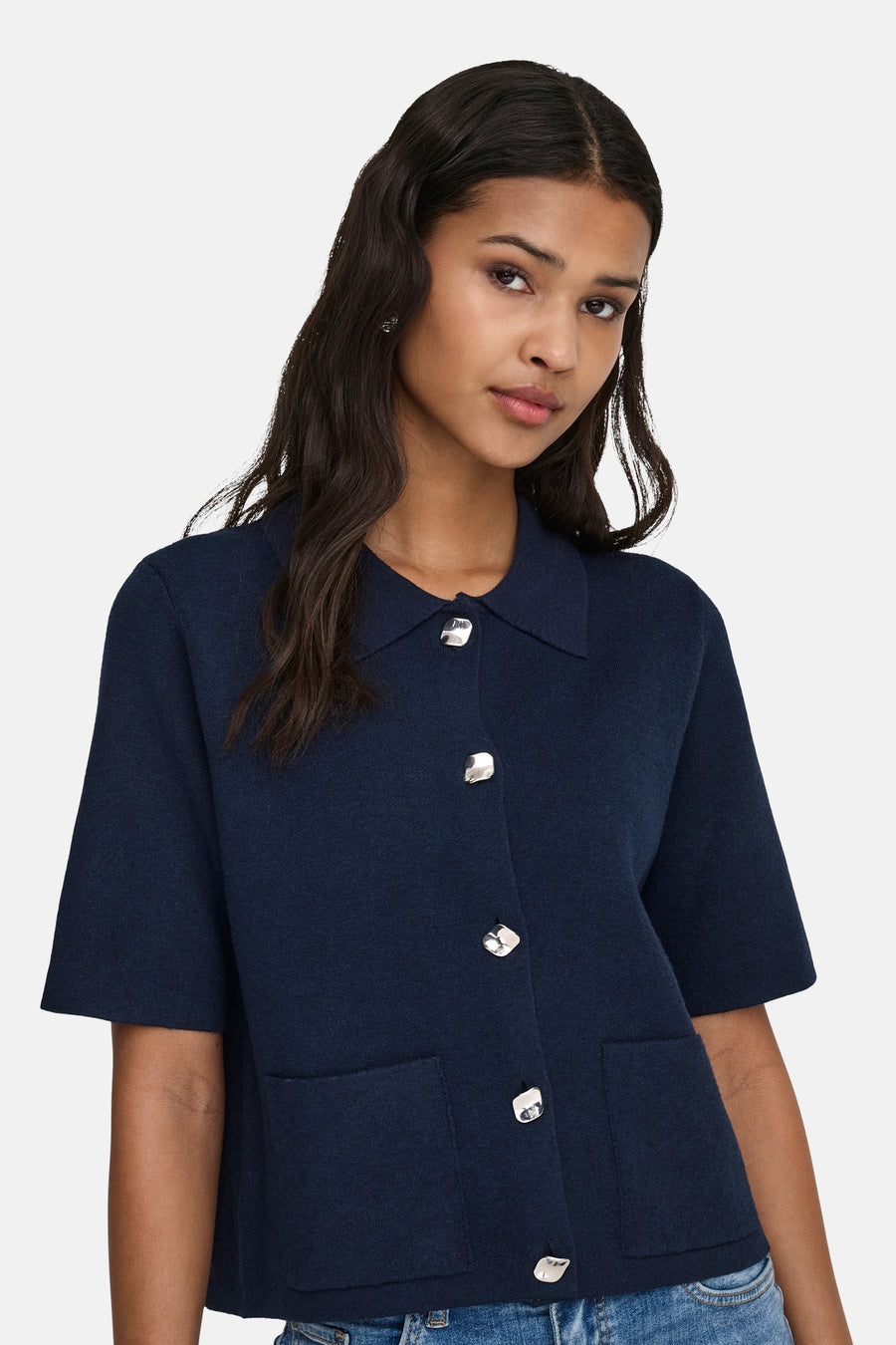 Blauw gilet van JDY, met zilverkleurige knopen en korte mouwen.