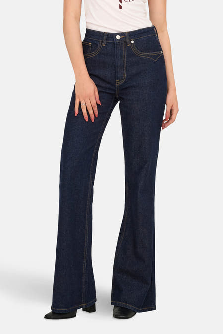 Donkerblauwe flared jeans van denim door ONLY, met gele stiksels en een stonewashed effect.