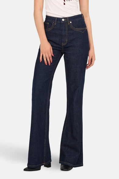 Donkerblauwe flared jeans van denim door ONLY, met gele stiksels en een stonewashed effect.