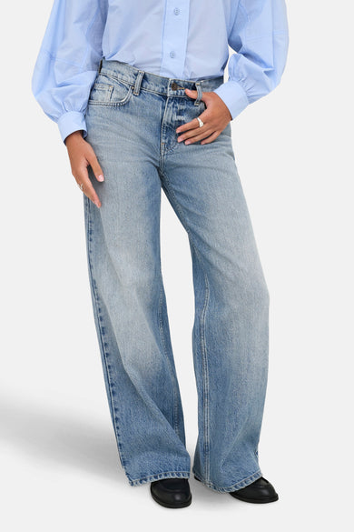 Wijd uitlopende jeans van lichtblauw denim van ONLY®, met wijde pijpen en zichtbare zakken.