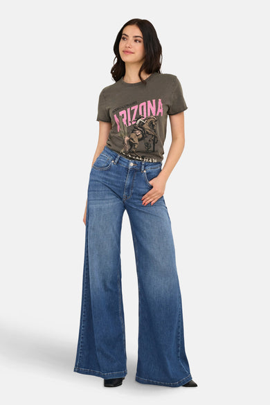 Wijde jeans van midblauw denim van ONLY, met een casual T-shirt.