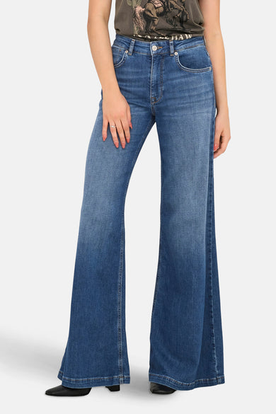 Blauw denim jeans wide model van ONLY, met wijde pijpen en een hoge tailleband.
