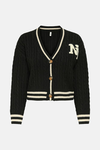 Zwarte cardigan van ONLY met kabelpatroon, witte strepen langs de v-hals en een "NY" applicatie.
