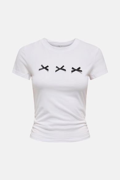 Wit T-shirt met korte mouwen van ONLY, met drie zwarte strikjes.