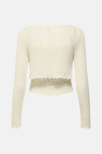 Ecru T-shirt met lange mouwen van ONLY, met kanten details en een golvende zoom.
