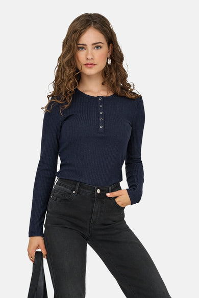 Blauw T-shirt met lange mouwen van ONLY, met knoopdetail en gedragen met zwarte jeans.
