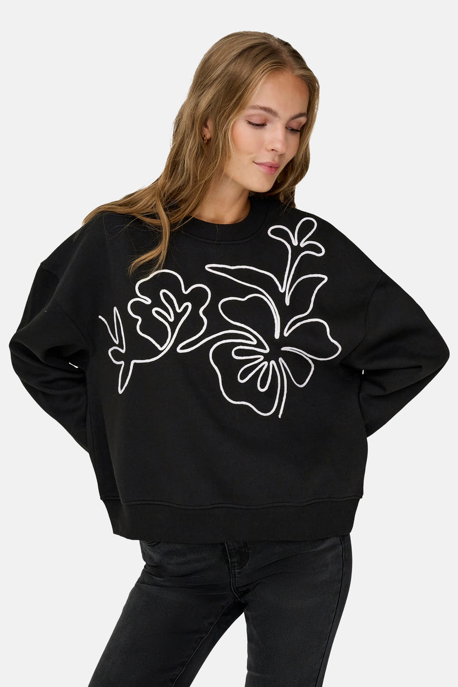 Zwarte sweater van JDY met een witte bloemenprint.
