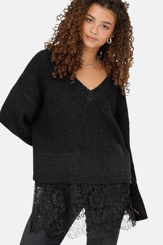 Gilet noir à col V d'ONLY, avec une texture rayée et des détails de bordure en bas.