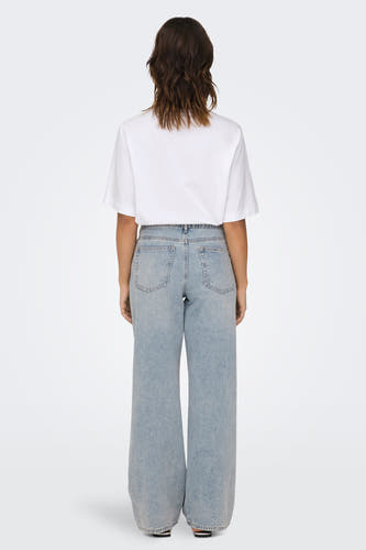 Jean en denim bleu clair large de ONLY, avec des poches arrière et une coupe décontractée.