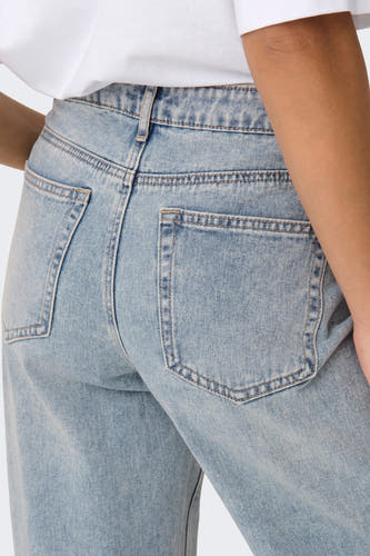 Jean en denim bleu clair large d'ONLY, avec des poches arrière et des boutons.